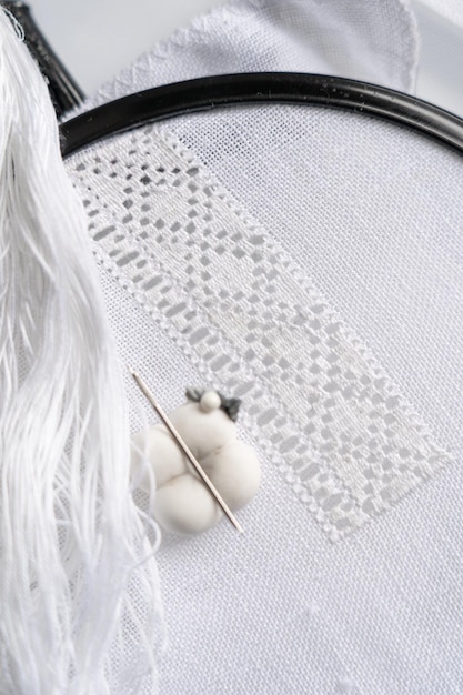 Ręcznie haftowany wzór na materiale